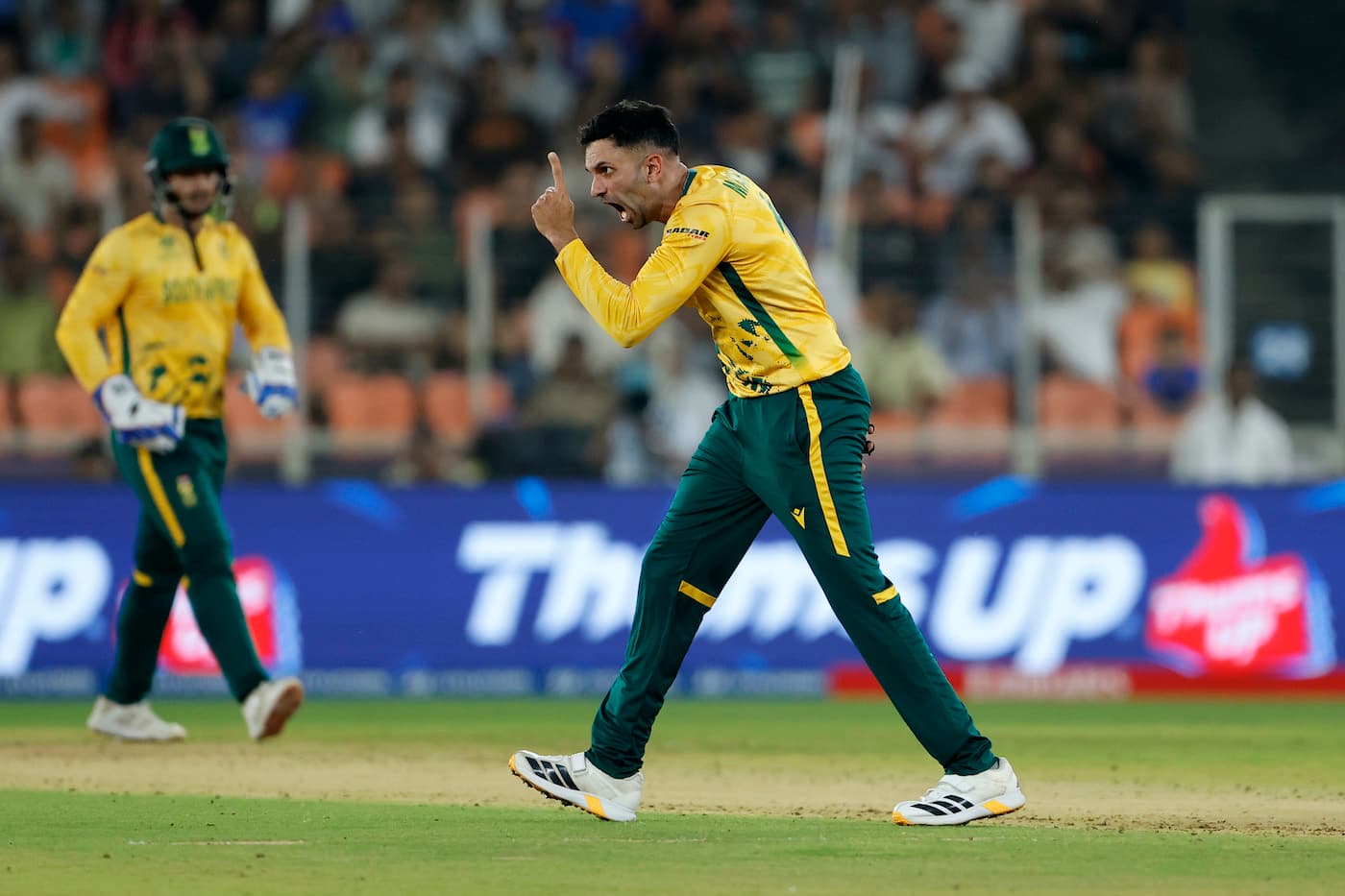 Keshav Maharaj Continues Tactical Exchange with Nathan Lyon